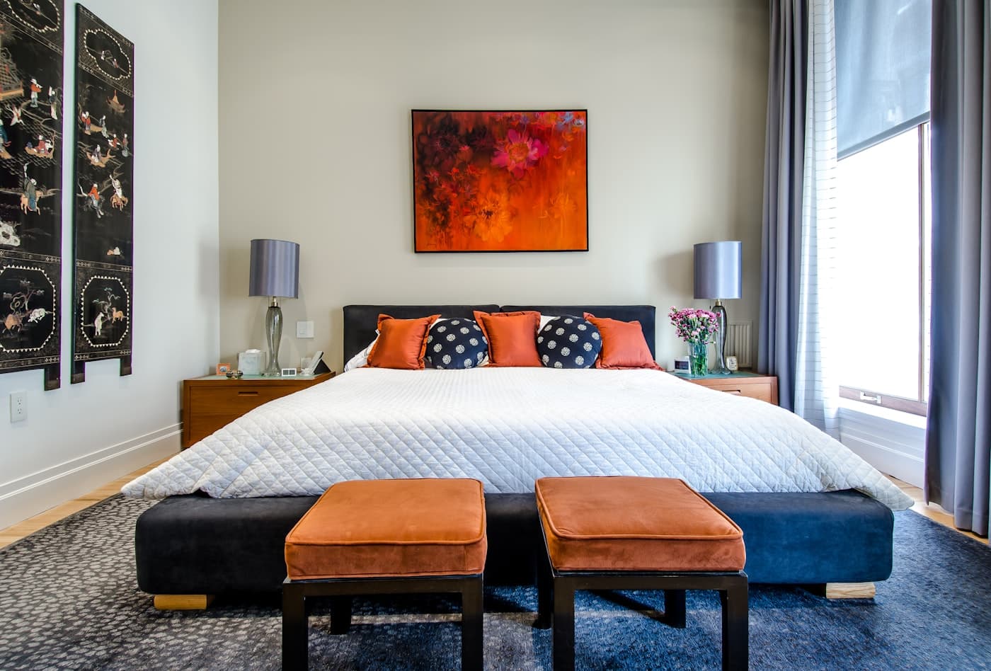 Chambre d'hôtes au lit impeccablement préparé avec linge blanc repassé