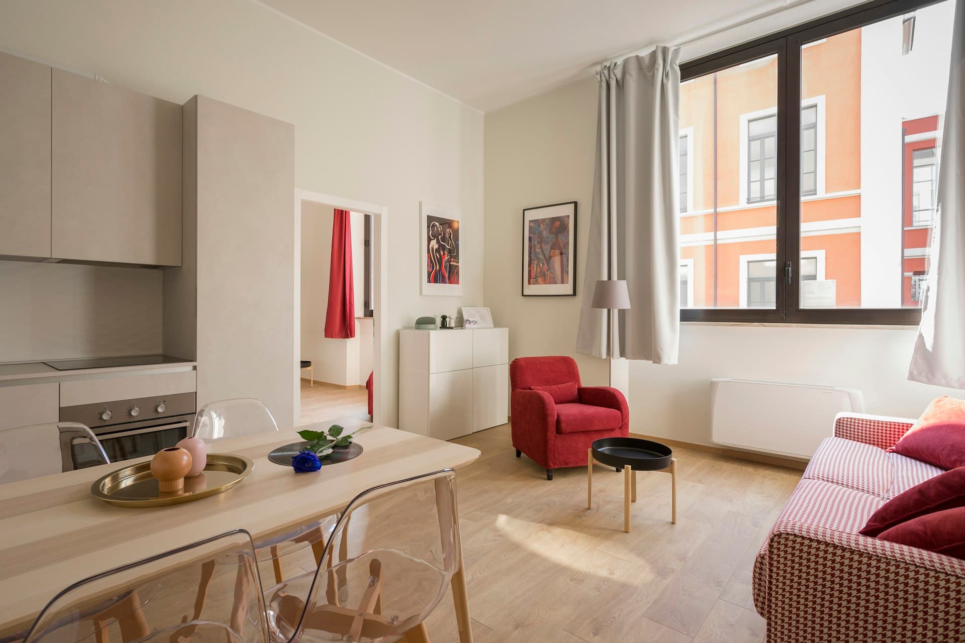 Séjour lumineux d'un appartement en location saisonnière, prêt à accueillir des voyageurs