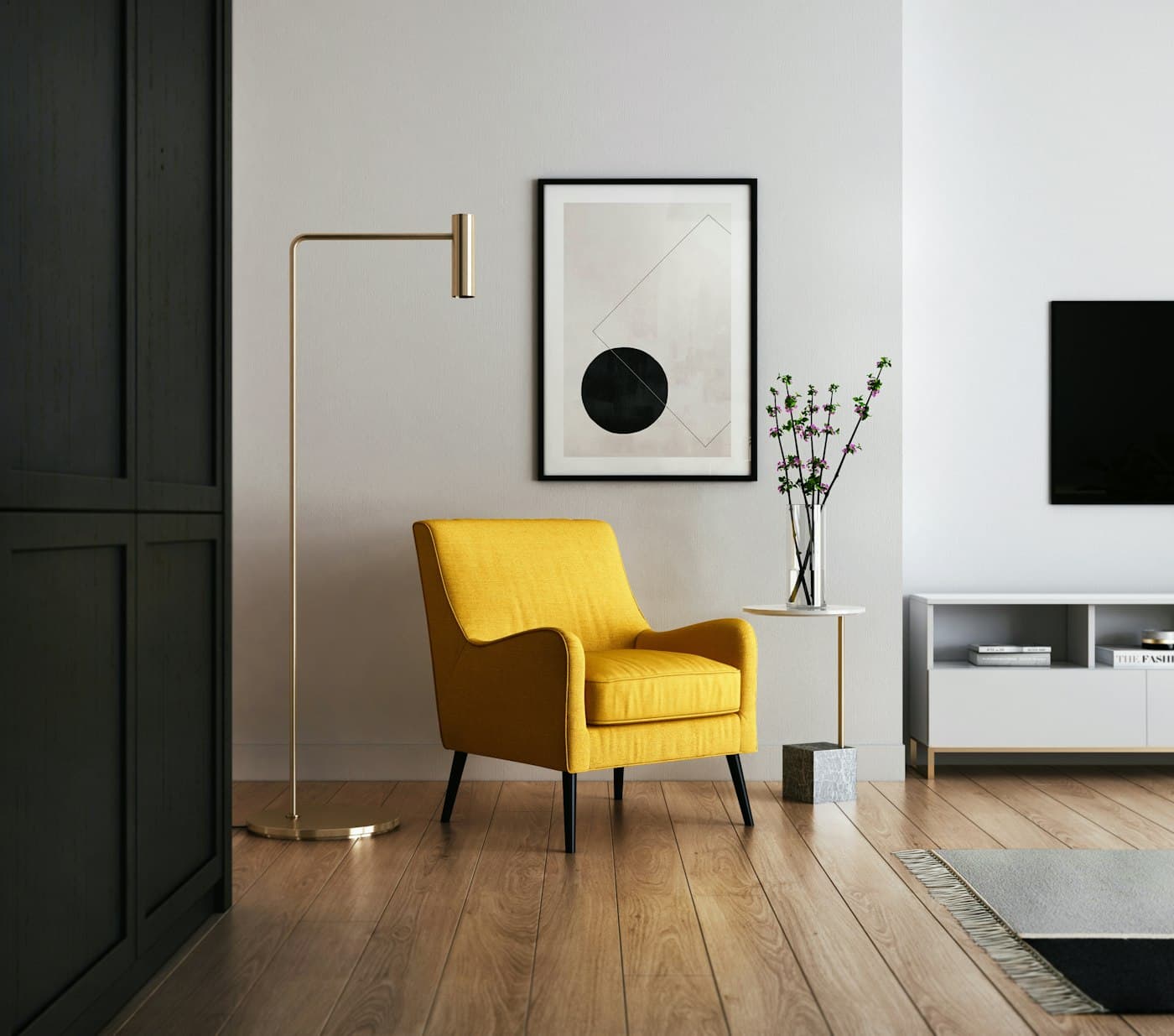 Salon élégant d'une location saisonnière : fauteuil doré, lampe en laiton, parquet chaleureux